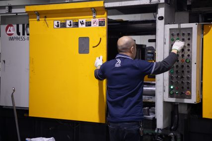 worker-operating-die-casting-machine-scaled-r8vxzgmsarxbvo8o8vusk984fml27d2atsrcvu4nvm (1)